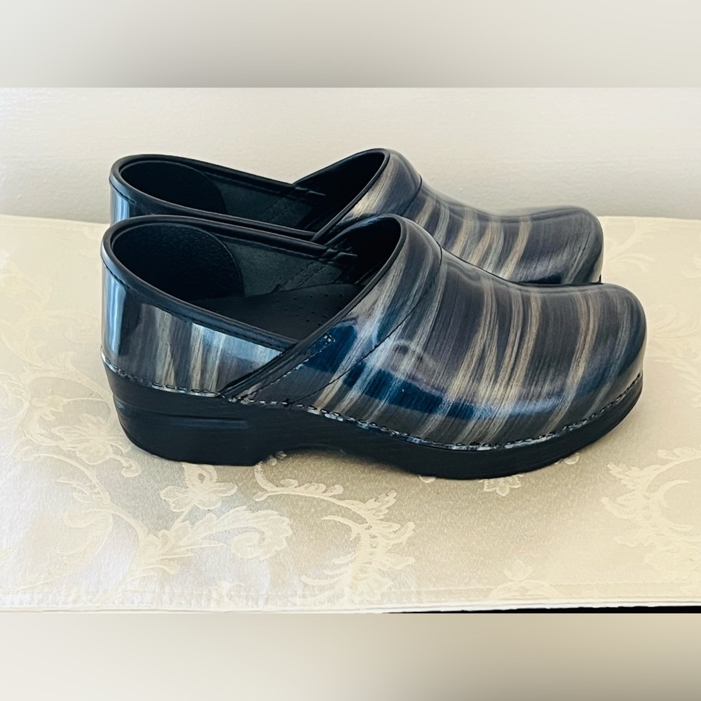 NWOB Dansko Women’s Pro XP 2.0 Black Blue Leather Slipon Clogs Sz 37 EU